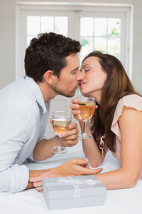 爱亲吻酒杯对年轻的夫妇