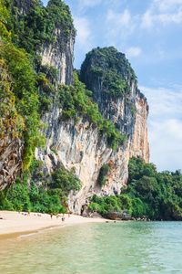 完美的度假与莱利海滩泰国甲米的蓝色天空