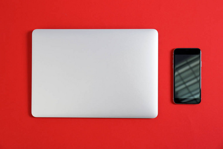 现代笔记本电脑和手机的颜色背景, 顶部视图