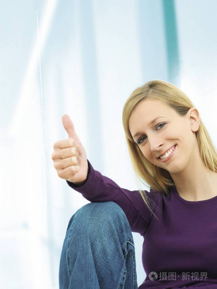 年轻女子竖起大拇指手势