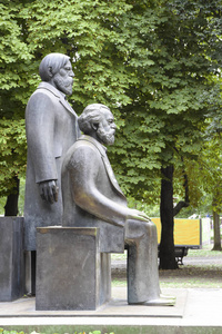 卡尔马克思和恩格斯的纪念碑在马克思恩格斯在柏林中央米特地区的一个公共公园, 德国
