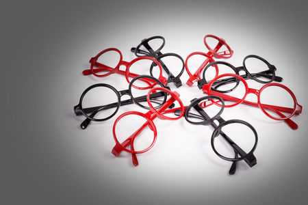 堆栈的带插图的红色和黑色眼镜
