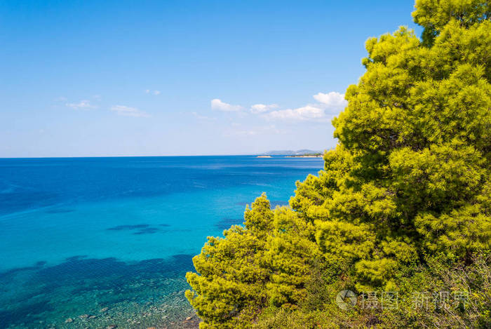 阳光明媚的夏季海景与希腊蓝色的大海和浅水清澈的水.哈勒基迪基希腊