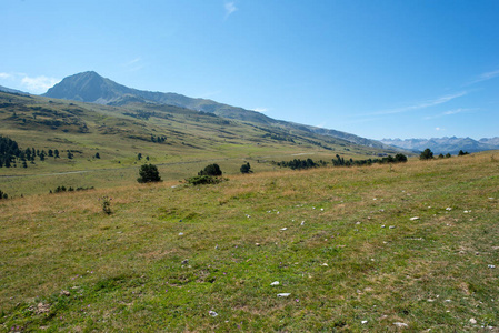 Montgarri 山在蓝天下, 阿兰山谷, 西班牙