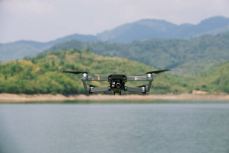 飞行中的无人机或飞行摄像头。版税高品质 mavic 无人机或空中四架直升机与数码相机在晴朗的天空飞行的照片