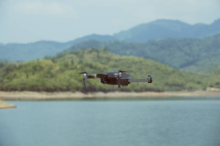 飞行中的无人机或飞行摄像头。版税高品质 mavic 无人机或空中四架直升机与数码相机在晴朗的天空飞行的照片