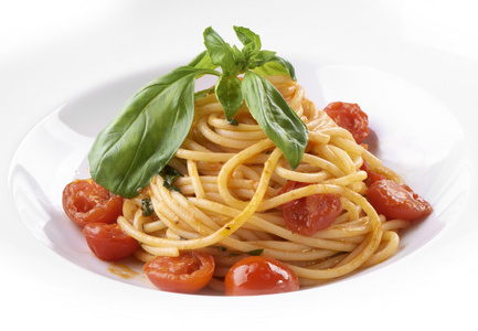 vegitarianskoe 意大利面配樱桃西红柿和新鲜的香草