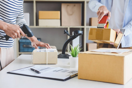 小企业主送货服务和工作包装盒, 业主工作检查订单确认前发送客户在