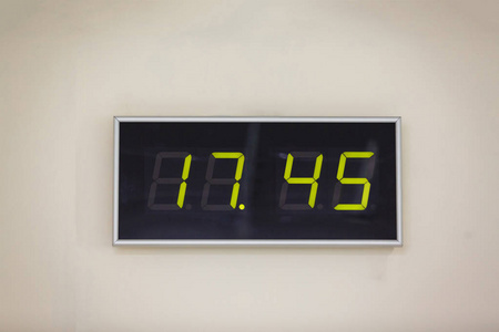 黑色数字时钟在白色背景显示时间17小时45分钟