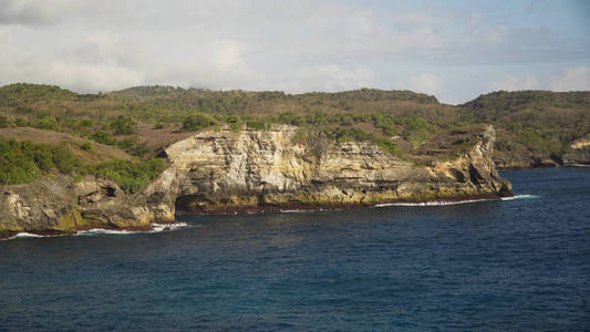 印尼巴厘岛 Penida 的海景悬崖海和浪