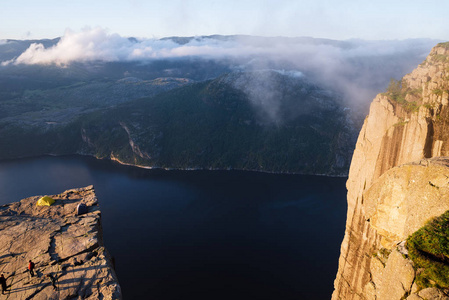 在 Lysefjord，挪威 Preikestolen 讲坛石