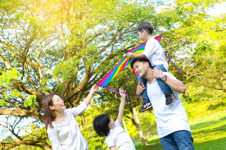 亚洲家庭在公园里玩的户外肖像