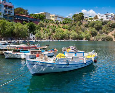 小船在湖 Voulismeni 上。希腊克里特岛伊拉克利翁