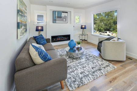 现代客厅与壁炉, 灰色沙发在硬木地板之上