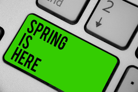 书写笔记显示春天在这里。商务照片展示后, 冬季已抵达享受自然花卉太阳键盘绿色键意向计算机计算反射文档