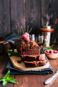 巧克力蛋糕与樱桃在黑暗的木质背景, 甜点, 烘焙物品