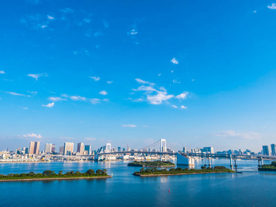 美丽的城市景观与建筑和彩虹桥在东京的日本在蓝天白云