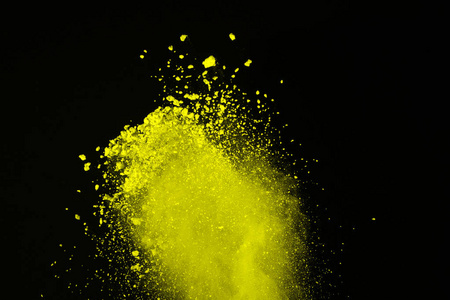 黑色背景黄色粉末爆炸的摘要。黄色粉末 splatted 分离。彩色云。有色粉尘爆炸。油漆洒