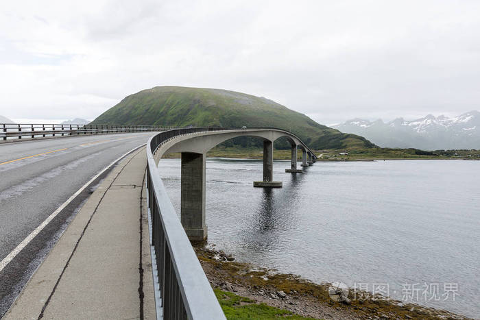 桥梁连接挪威海岛在罗弗敦, nordland, 挪威