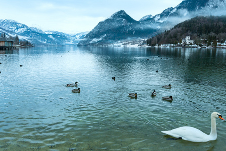 高山冬季湖景