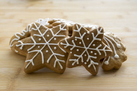 彩绘浅棕色生姜面包, 白色糖霜, 圣诞饼干, 形状雪花, 树, 星星