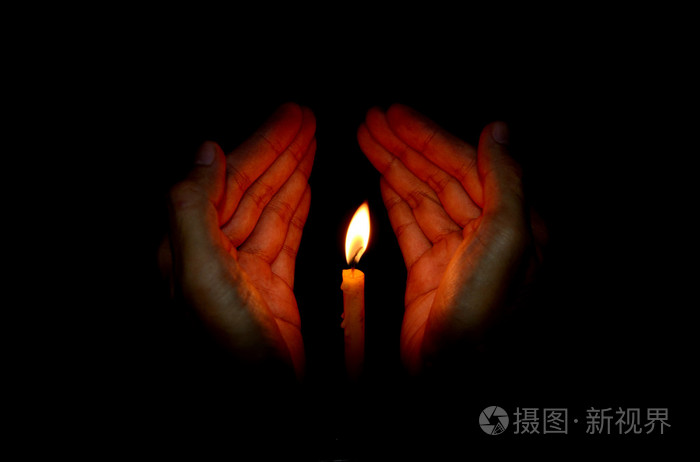 蜡烛点亮在手,祷告概念