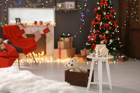 圣诞老人的房间内有玩具和圣诞树