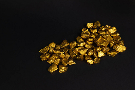 一堆金块或金矿石在黑色背景, 宝石或金石块, 金融和商业概念理念照片