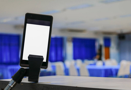 智能手机在会议室的白色屏幕业务选择焦点与浅景深
