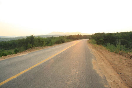 在日落乡下道路