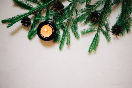 用冷杉树和装饰, 蜡烛, 顶部视图与复制空间, 白色背景关闭圣诞节背景