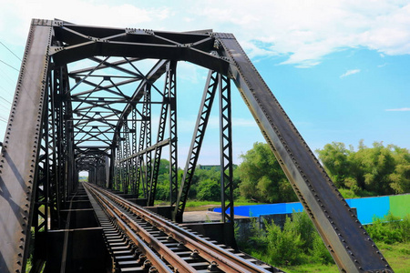 跨江铁路桥选择聚焦与浅景深图片