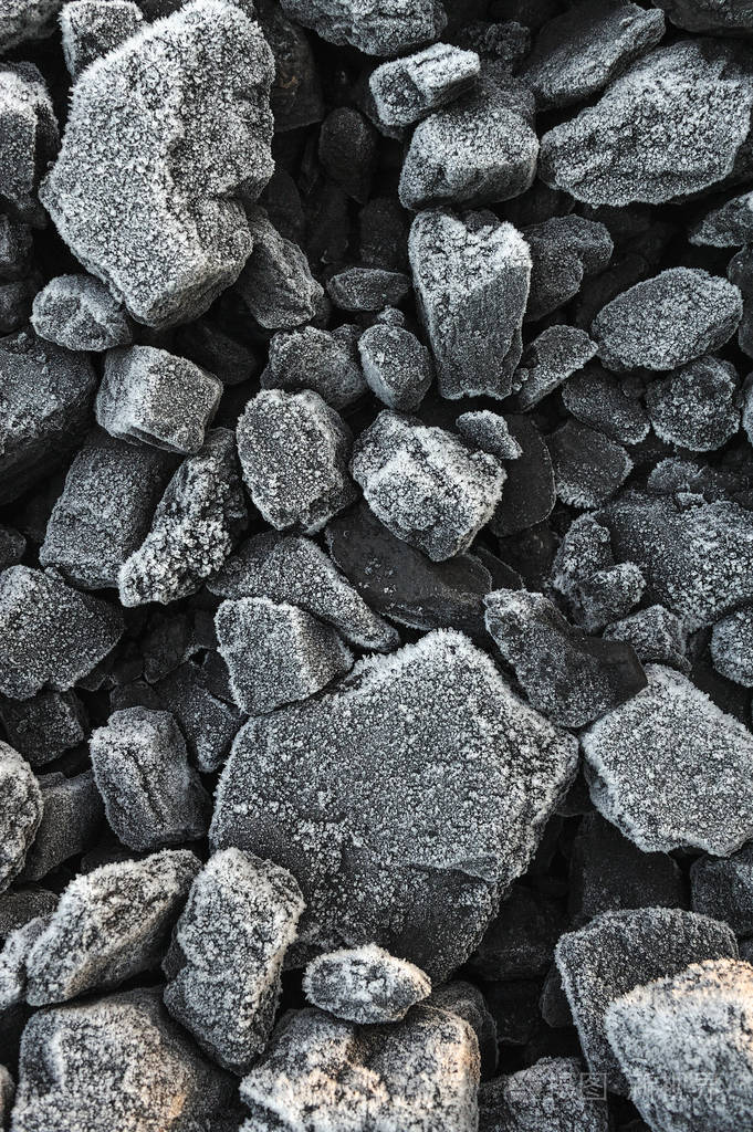 一堆覆盖着厚厚的霜冻晶体的煤照片-正版商用图片09p0k3-摄图新视界