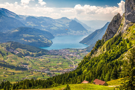 瑞士美丽的夏季景观与格罗塞尔 mythen 山, 瑞士阿尔卑斯山, Vierwaldstattersee 和 brunnen 镇