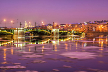 圣彼得堡马来亚涅瓦的比尔热沃伊大桥和粉红的冬日早晨的公主弗拉季米尔斯基大教堂