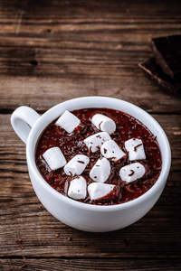 一杯热巧克力或可可, 在深色木制背景上有棉花糖