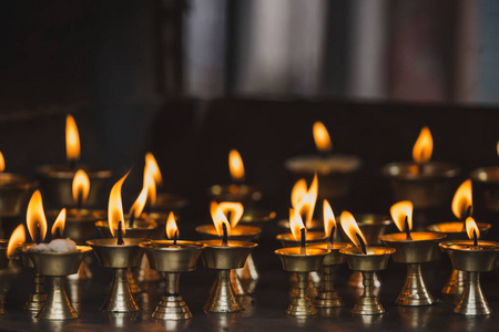 在尼泊尔加德满都的寺庙里, 许多黄油灯一起燃烧。