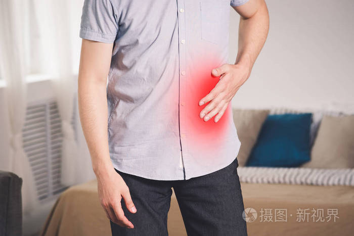 胃痛患腹痛的男子在家中痛区突出红色