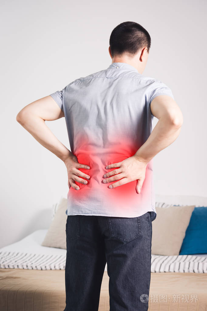 背部疼痛肾脏炎症男子在家背痛疼痛区域突出显示红色