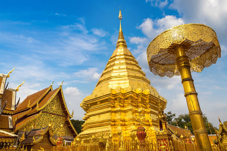 素贴在泰国清迈的一个夏日的金色宝塔