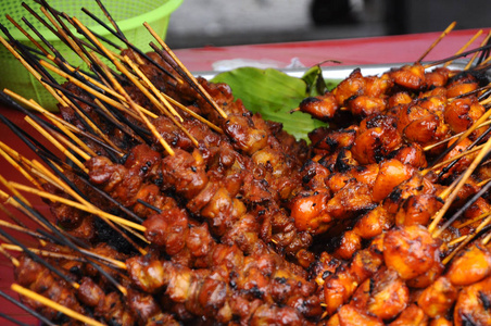 马来西亚著名的传统食品叫 sate。肉或鸡肉腌制混合香料和烧烤使用热木炭
