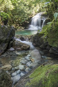 美丽的大西洋雨林瀑布景观与水晶清澈的蓝色水在塞林哈生态保护区, 里约热内卢, 巴西
