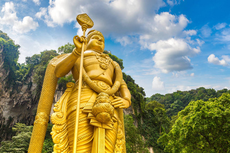Murugan 的印度教神雕像在马来西亚吉隆坡的巴里洞穴
