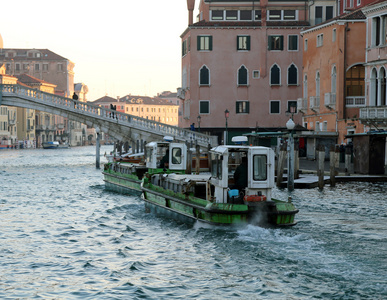 在威尼斯运送货物的两艘船图片