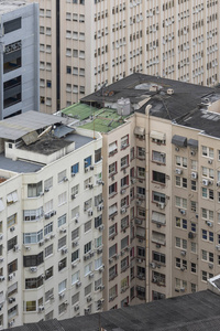 巴西里约热内卢市中心, 建筑立面有许多窗户和一些屋顶
