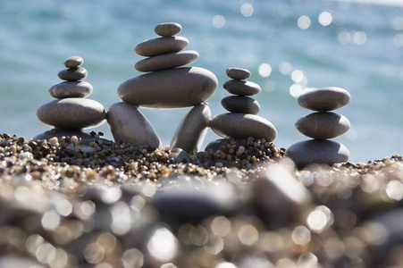 石头和鹅卵石堆叠, 和谐和平衡, 三石凯恩斯海岸与海浪背景