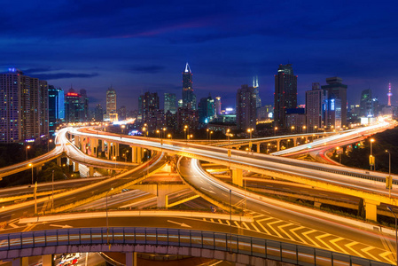 上海高架的路交汇处及交汇处立交桥晚上在上海，中国