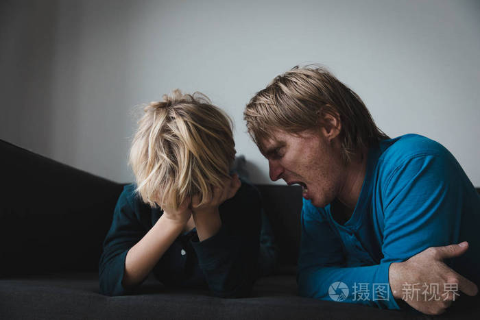 父子冲突侵略虐待误解