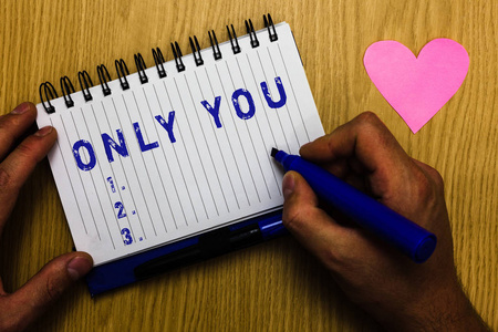 概念照片, 是一个我们需要的爱值得经理候选人钦佩男子持有标记笔记本