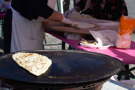 在德国南部一个阳光明媚的春天假期, 在土耳其街头市场上吃煎饼